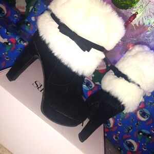 Women's size 8 winter booties with fur